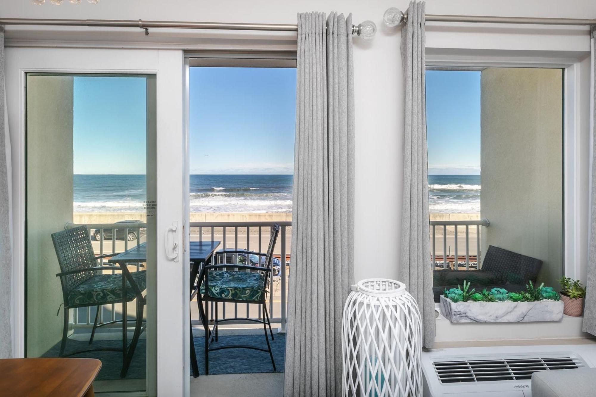 Direct Oceanfront Studio Suite! Хэмптон Экстерьер фото